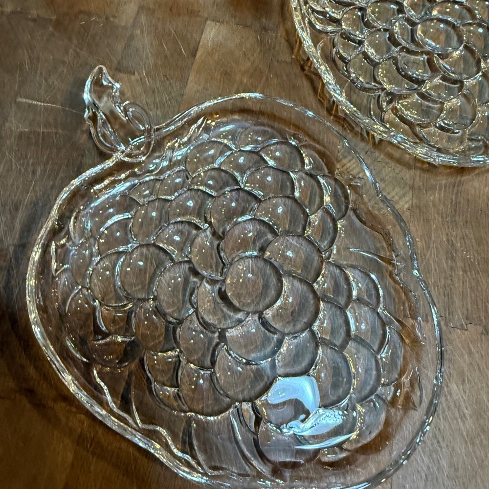 Vintage Clear Pressed Glass Grape Cluster Shaped Plates Serving Dish Set of 6 - Picture 2 of 10